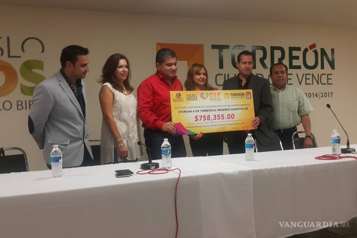 Organizadores de concierto de “El Buki” hacen donativo al DIF