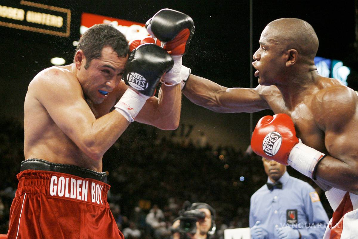 $!Mayweather revela vergonzosa foto de De La Hoya: lo 'balconea' en mallas y tacones