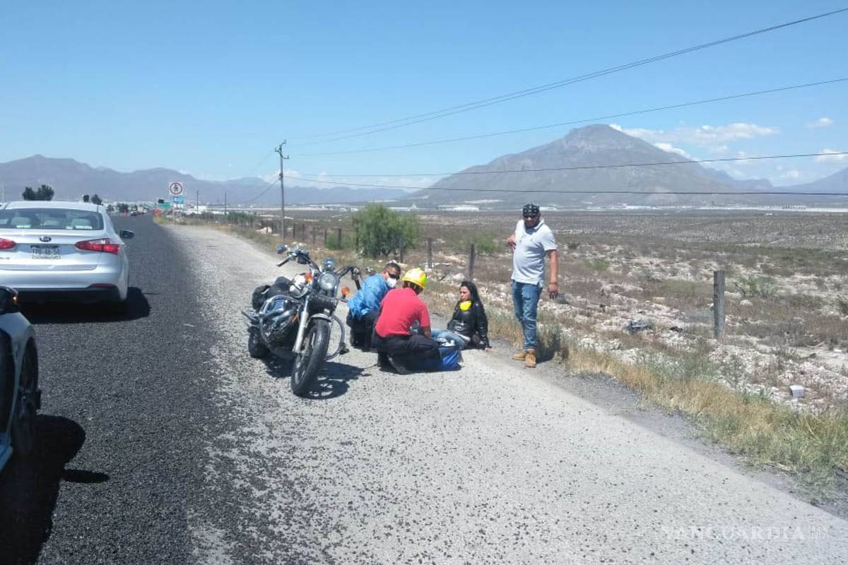 Motociclista sufre esguince al caer de unidad en carretera a Monterrey