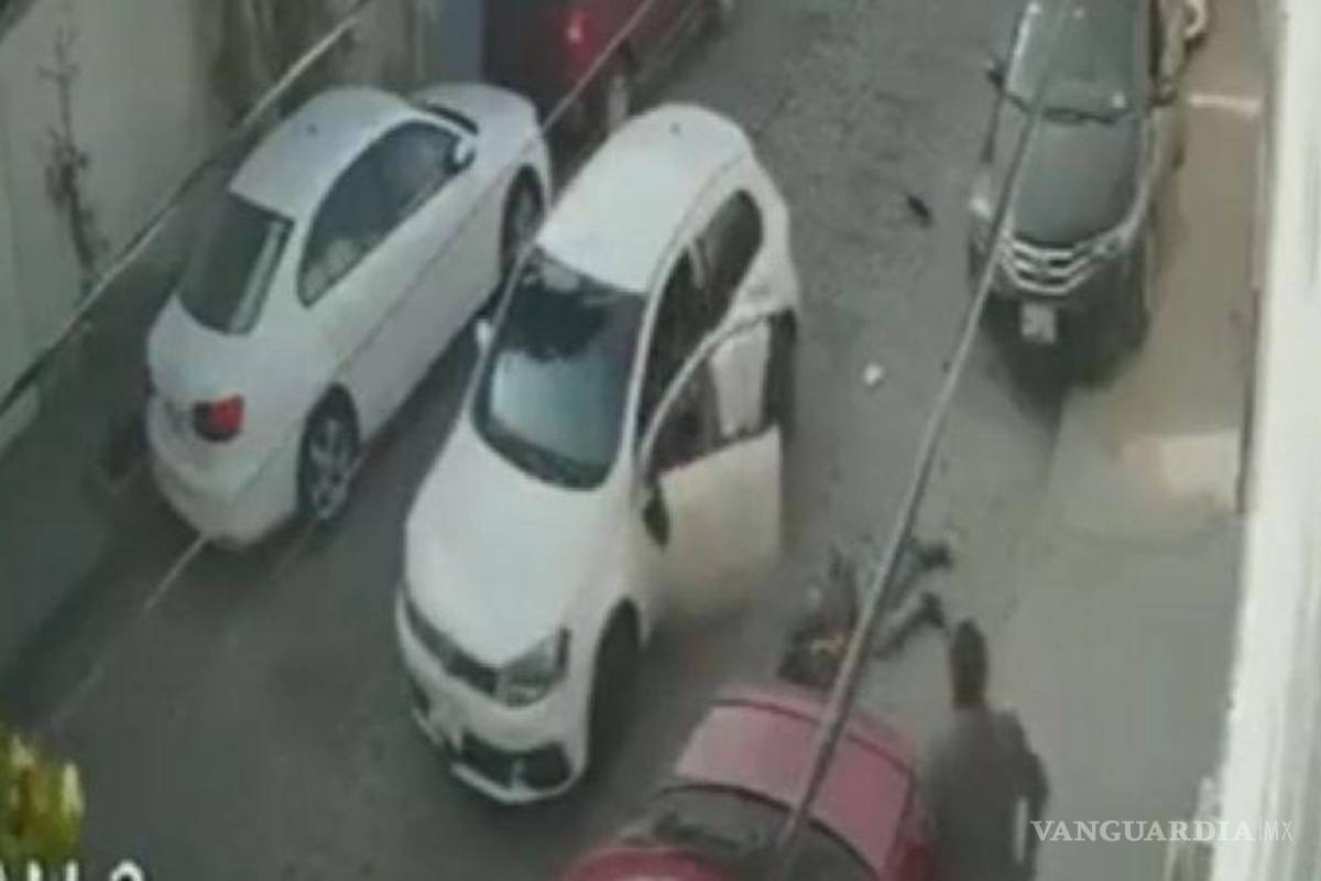 Conductor persigue a presunto ladrón, lo atropella y le da una golpiza, en Querétaro (Video)