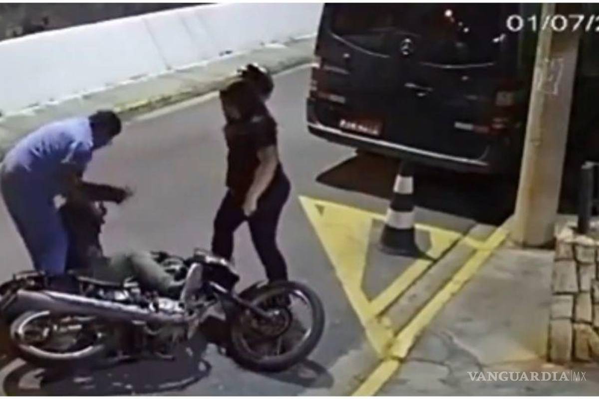 Intenta asaltar a pareja y termina sometido con su propia arma en Brasil, video se hace viral