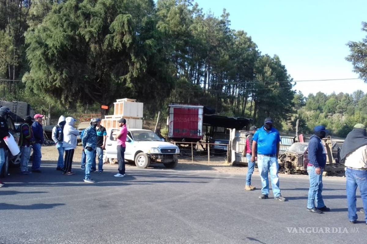 Bloquean carretera en Michoacán e incendian camión
