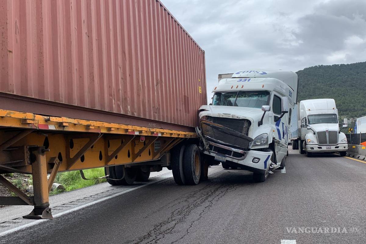 Le fallan los frenos y sufre choque por alcance, en la 57