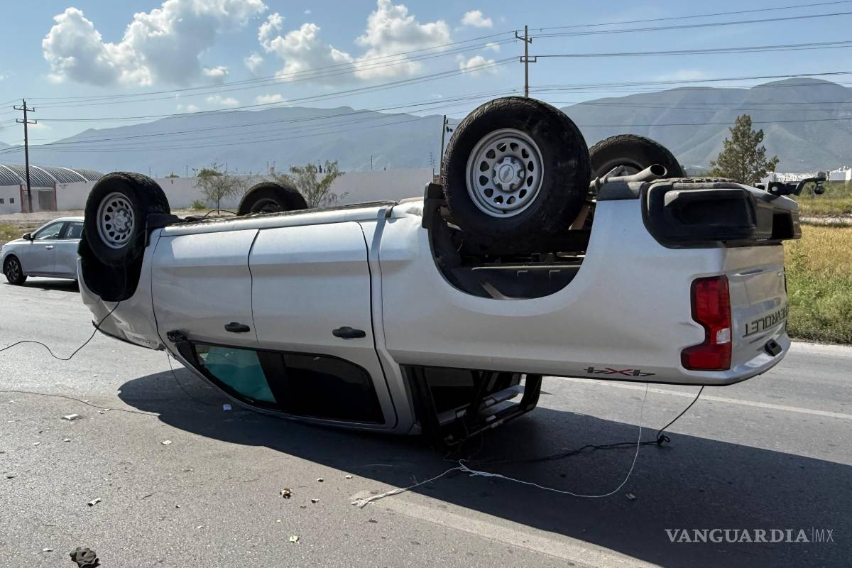 Joven vuelca su camioneta por exceso de velocidad y causa caos vial en Saltillo