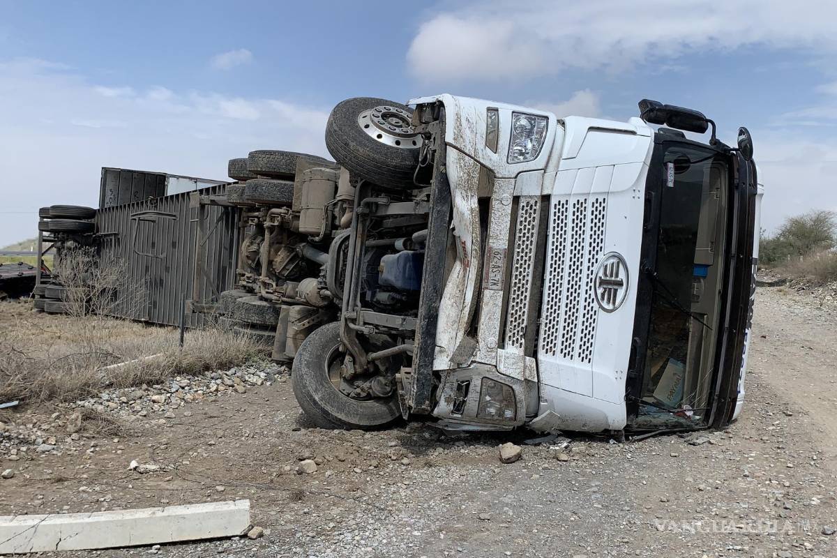Traíler queda volcado a un costado de la carretera 57