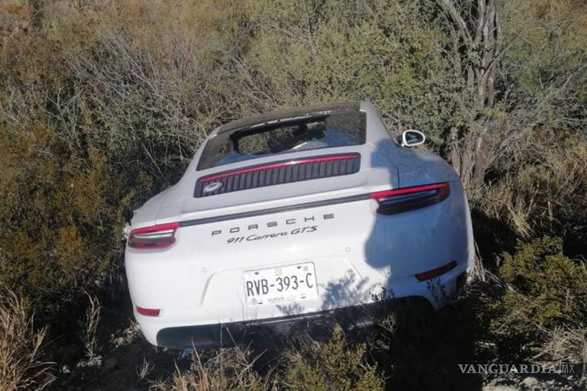 $!El Porsche quedó severamente dañado tras invadir el carril contrario y protagonizar el impacto frontal en la curva del kilómetro 17.