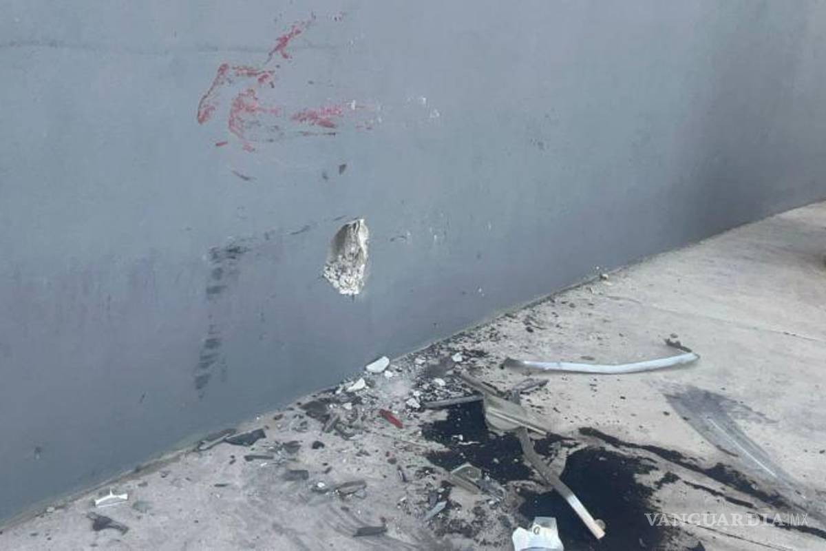 $!La barda perimetral de la tienda de conveniencia quedó dañada por el impacto del vehículo.