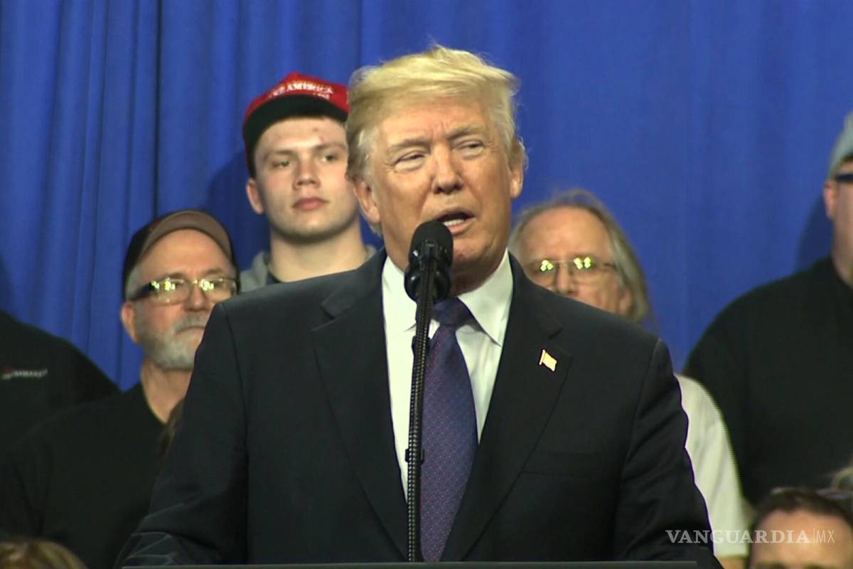 Trump acusa de traición a demócratas por no aplaudirle en su discurso