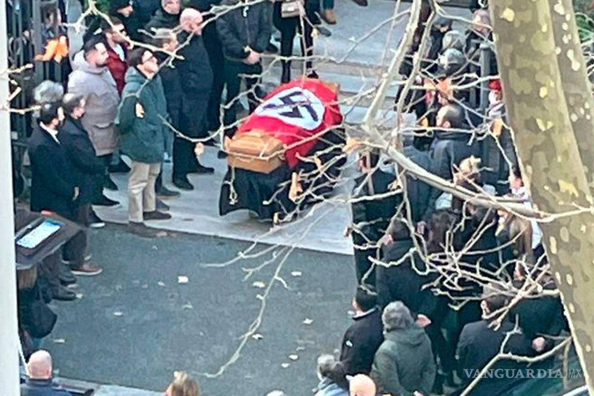 Iglesia Católica condena funeral con ataúd cubierto por bandera Nazi en Roma