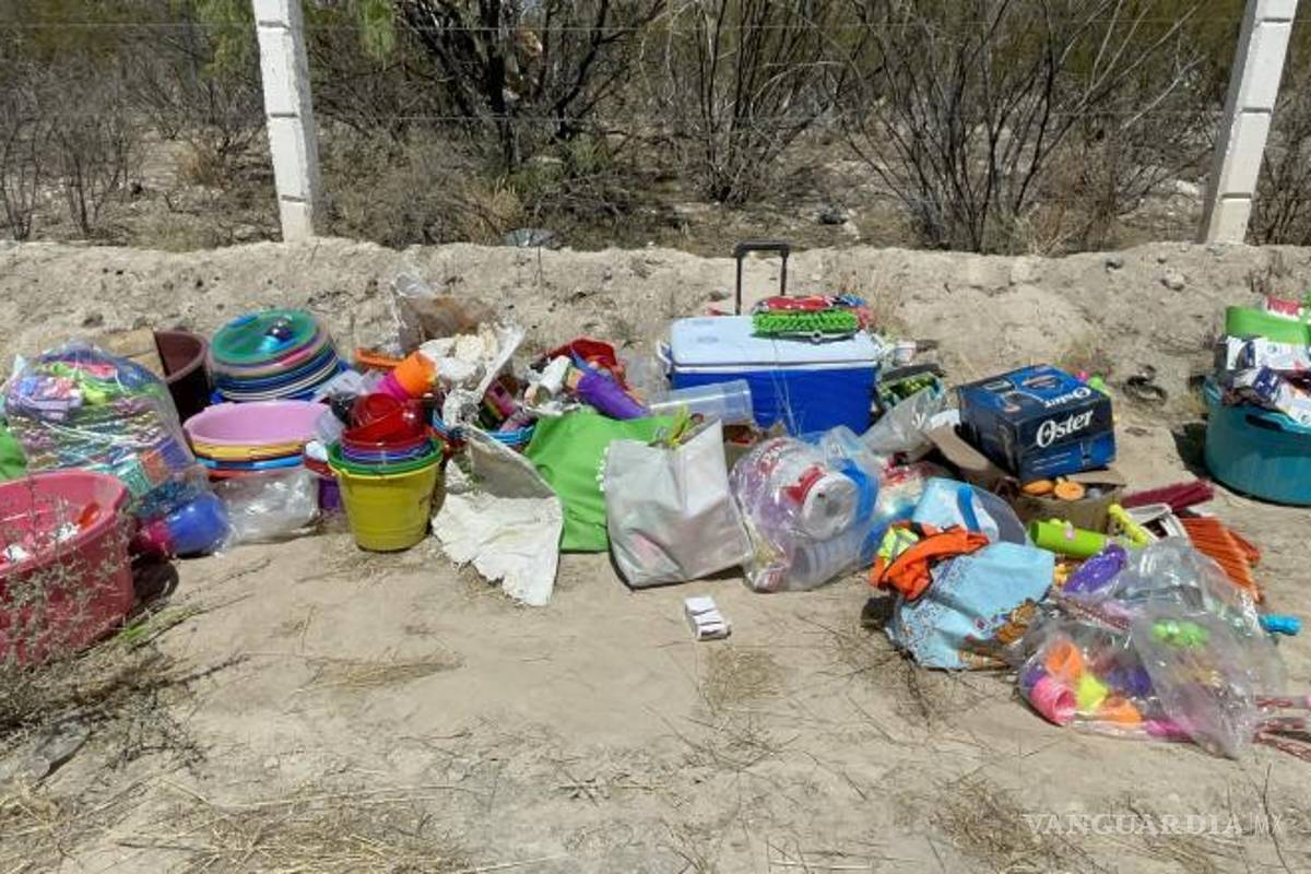 $!Varios objetos de plástico, probablemente adquiridos durante su visita a Monterrey, quedaron esparcidos alrededor del vehículo tras la volcadura.