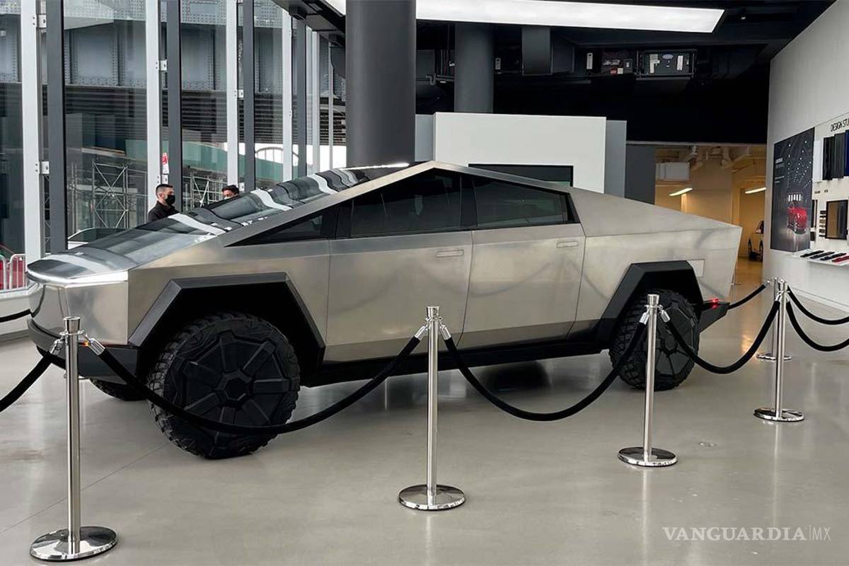 Entrega Tesla primeras Cybertruck, con precios iniciales superiores al millón de pesos