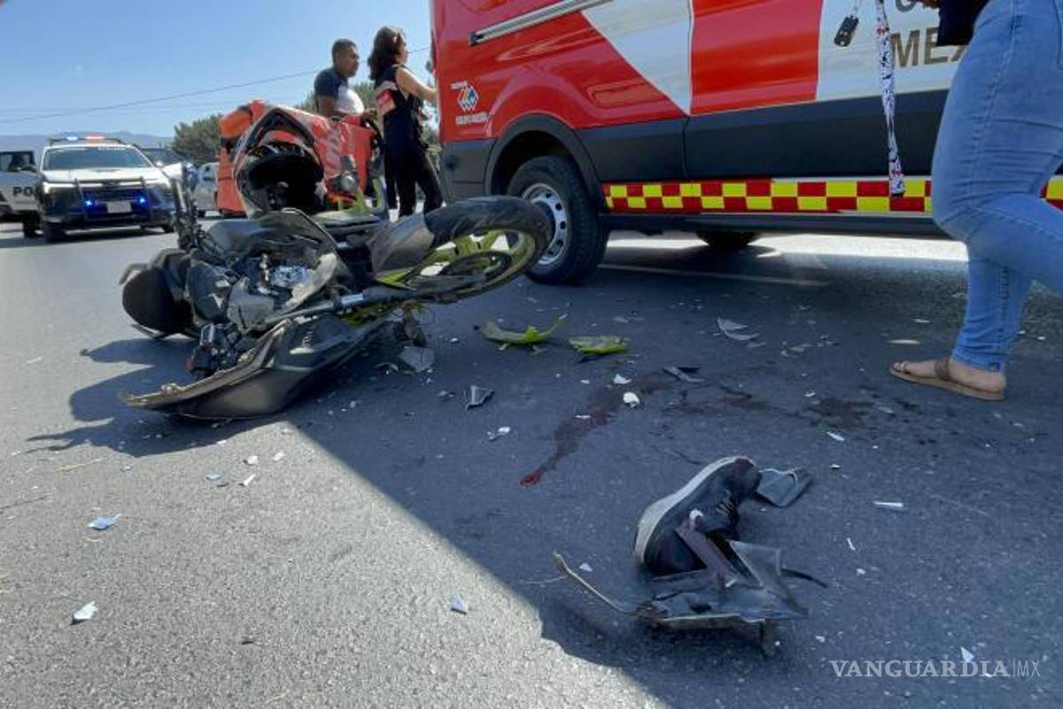 $!La motocicleta terminó con daños visibles en la parte frontal tras impactarse contra una camioneta Nissan Frontier.