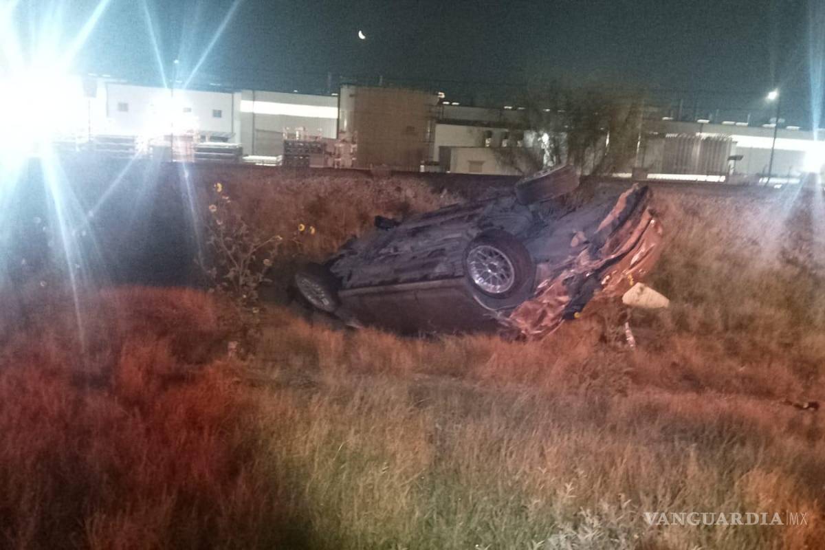 Joven dormita y vuelca en el libramiento Óscar Flores Tapia; termina lesionado