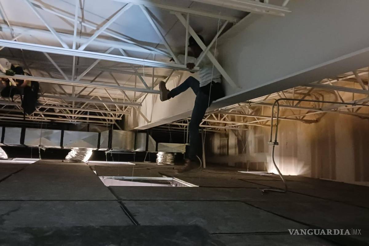 Sujeto entra a robar a un cine de Saltillo y se esconde en el techo; lo bajan 7 horas después