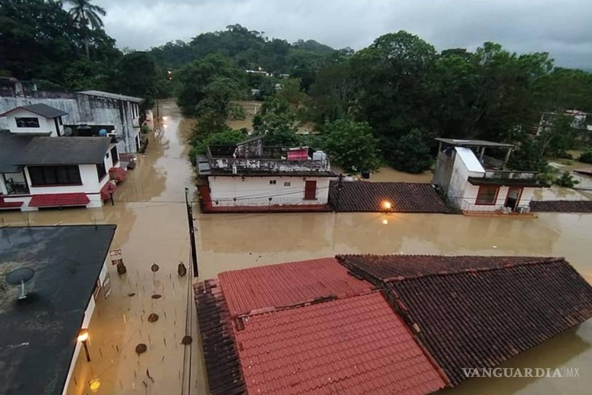 En Tabasco pobladores están en techos de sus hogares, por inundaciones