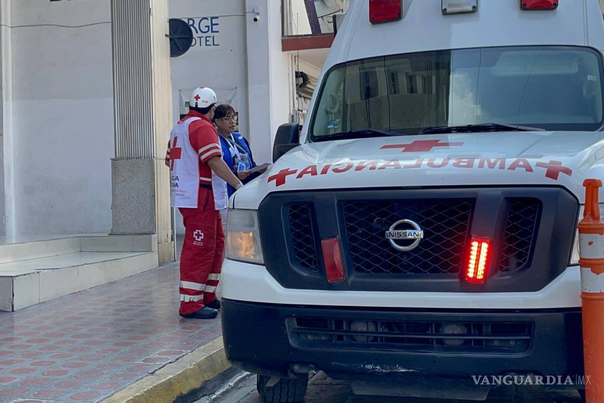 Caen padre y bebé de escaleras en hotel de Saltillo