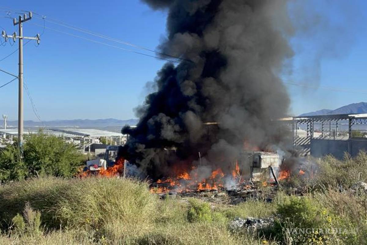 $!Una densa columna de humo negro se eleva sobre la colonia Ampliación Vista Hermosa, alertando a los vecinos.