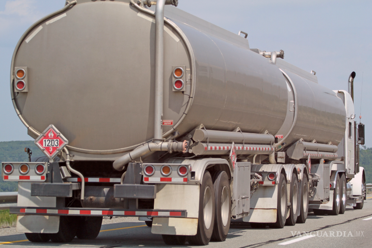 Elementos de seguridad aseguran 76 mil litros de hidrocarburo en la carretera Monterrey-Reynosa