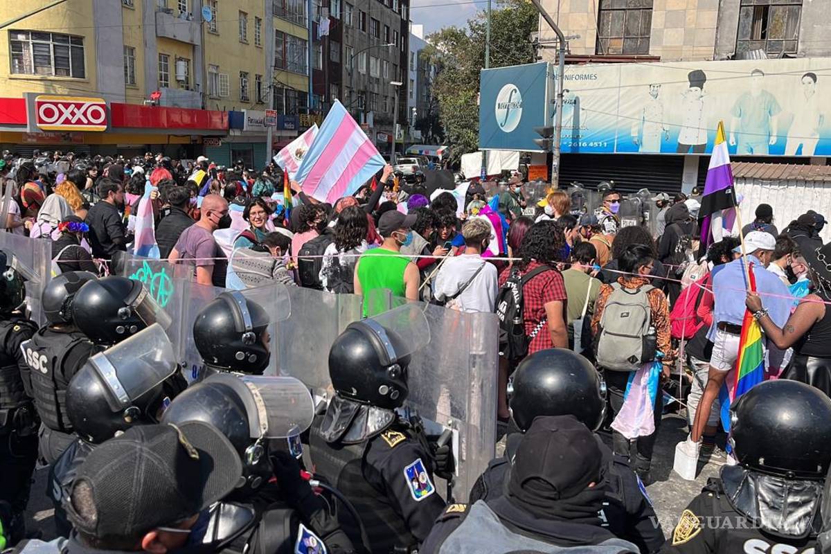 Encapsulan policías a protestantes de Marcha por la #MemoriaTrans en CDMX