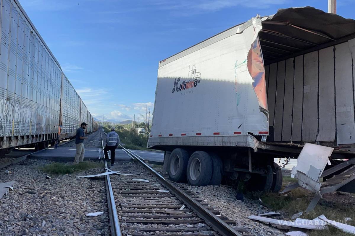 Tren parte caja de tráiler en Saltillo; quería ganarle el paso