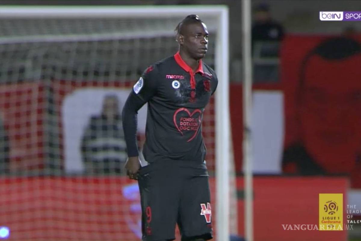 $!El momento en que Balotelli le mostró sus calzones a todo el estadio