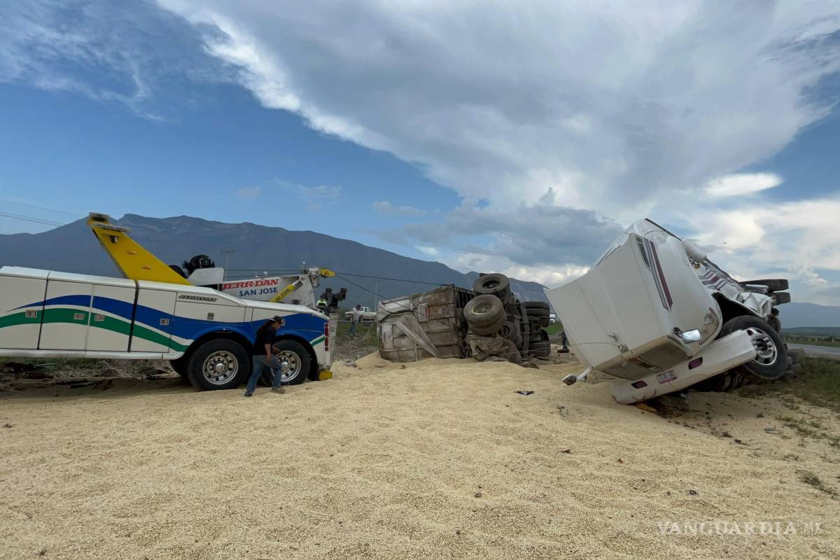 Tráiler vuelca y causa derrame de maíz, en Arteaga