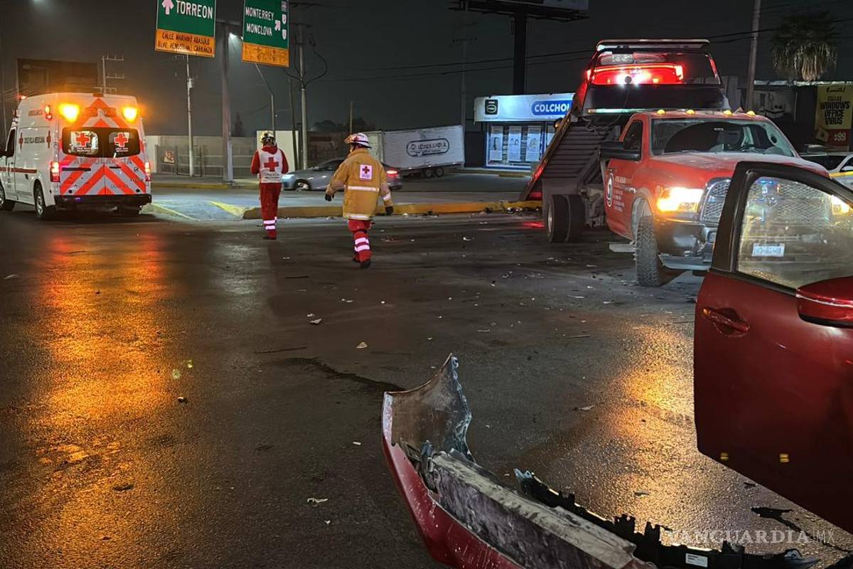 $!El conductor del Nissan Versa resultó con una lesión en la pierna, pero se negó a ser trasladado por los paramédicos de la Cruz Roja.