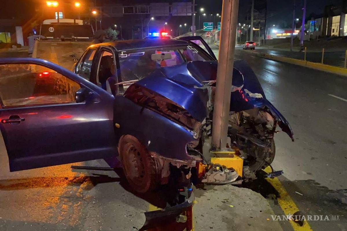 Conduce alcoholizado y choca contra poste al norte de Saltillo