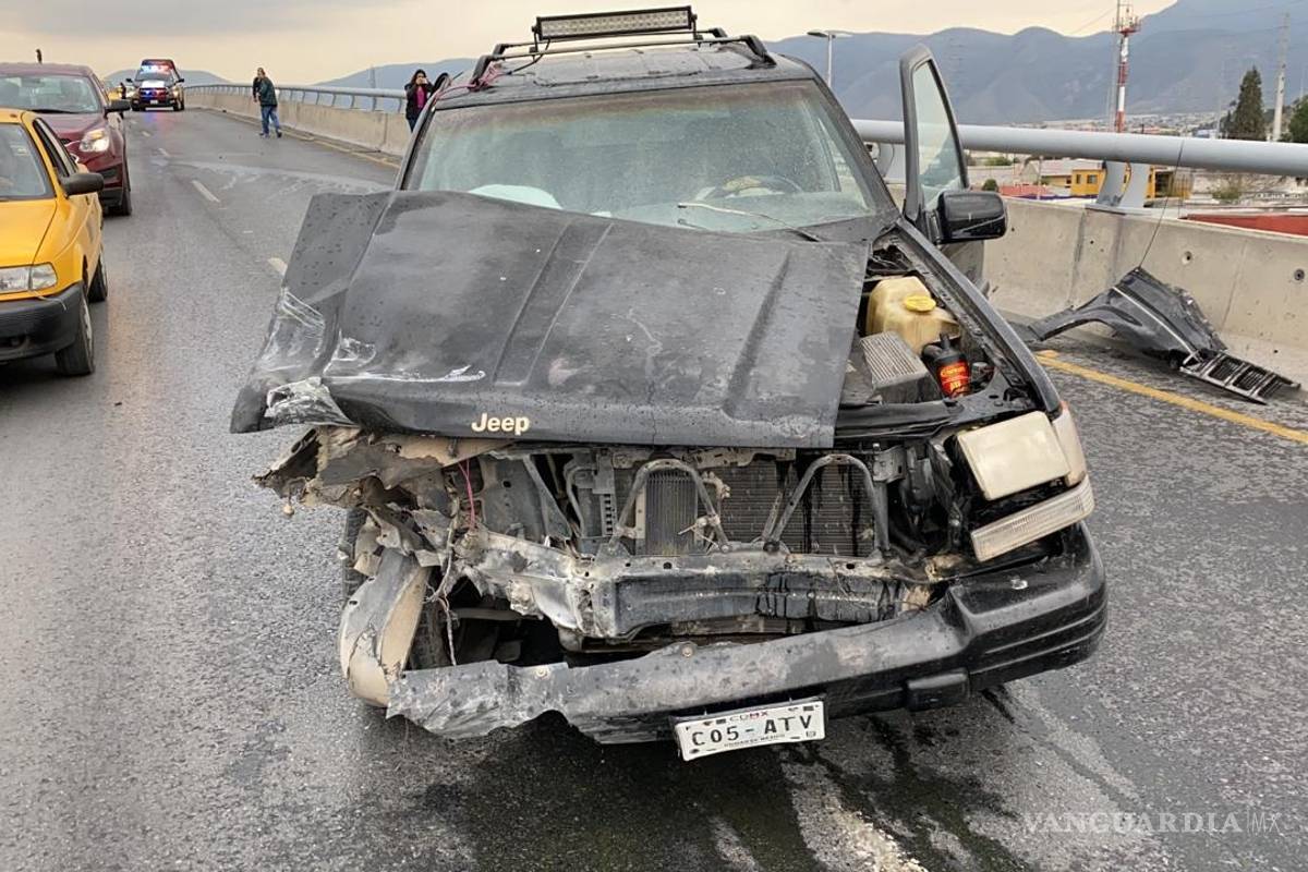 Choca hombre a exceso de velocidad en el Distribuidor Vial El Sarape