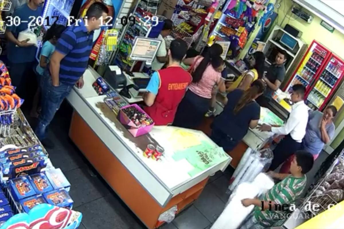 Hombre estafa a jóvenes cajeros de Monclova y lo captan en video