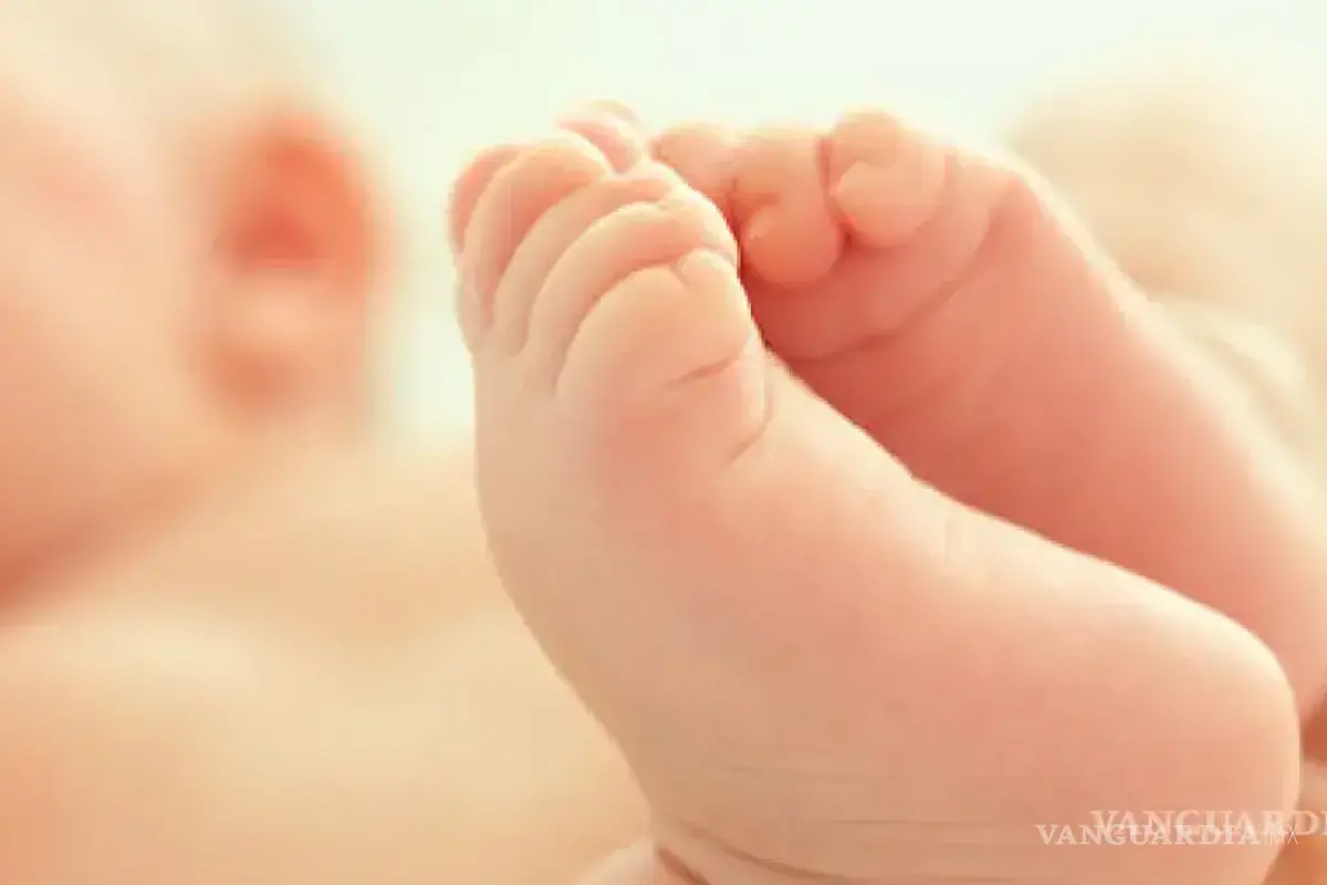 Muere bebé abandonada en baños afuera del Metro en CDMX