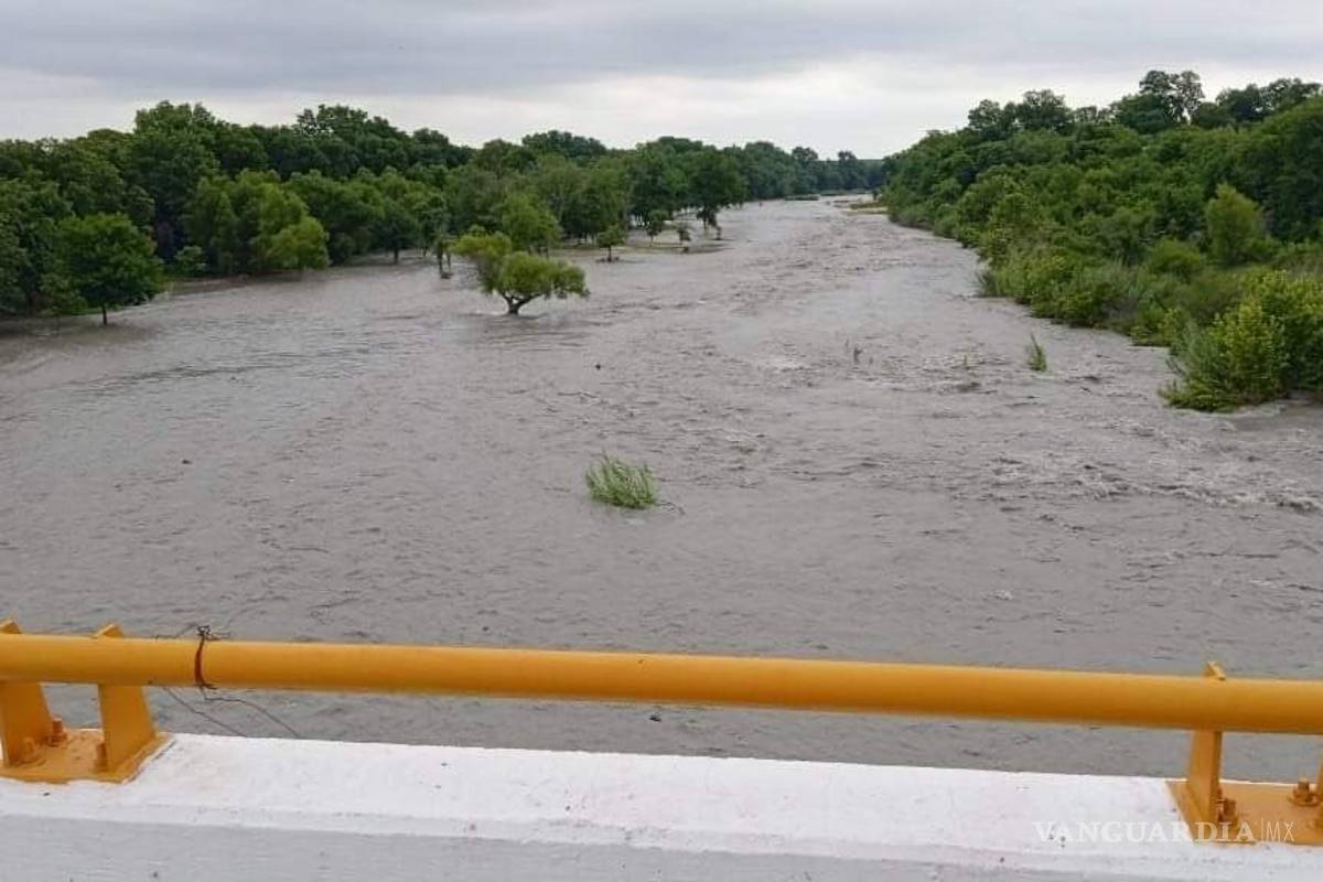 Afecta tromba a siete colonias de Acuña; agua deja a ejidos incomunicados por horas