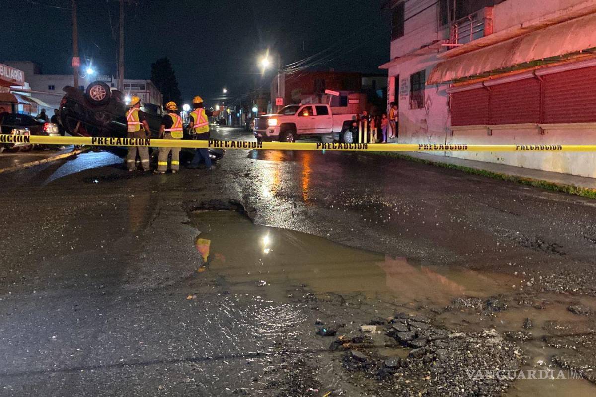 Bache ‘invisible’ origina volcadura en Saltillo; lo confundieron con charco de agua