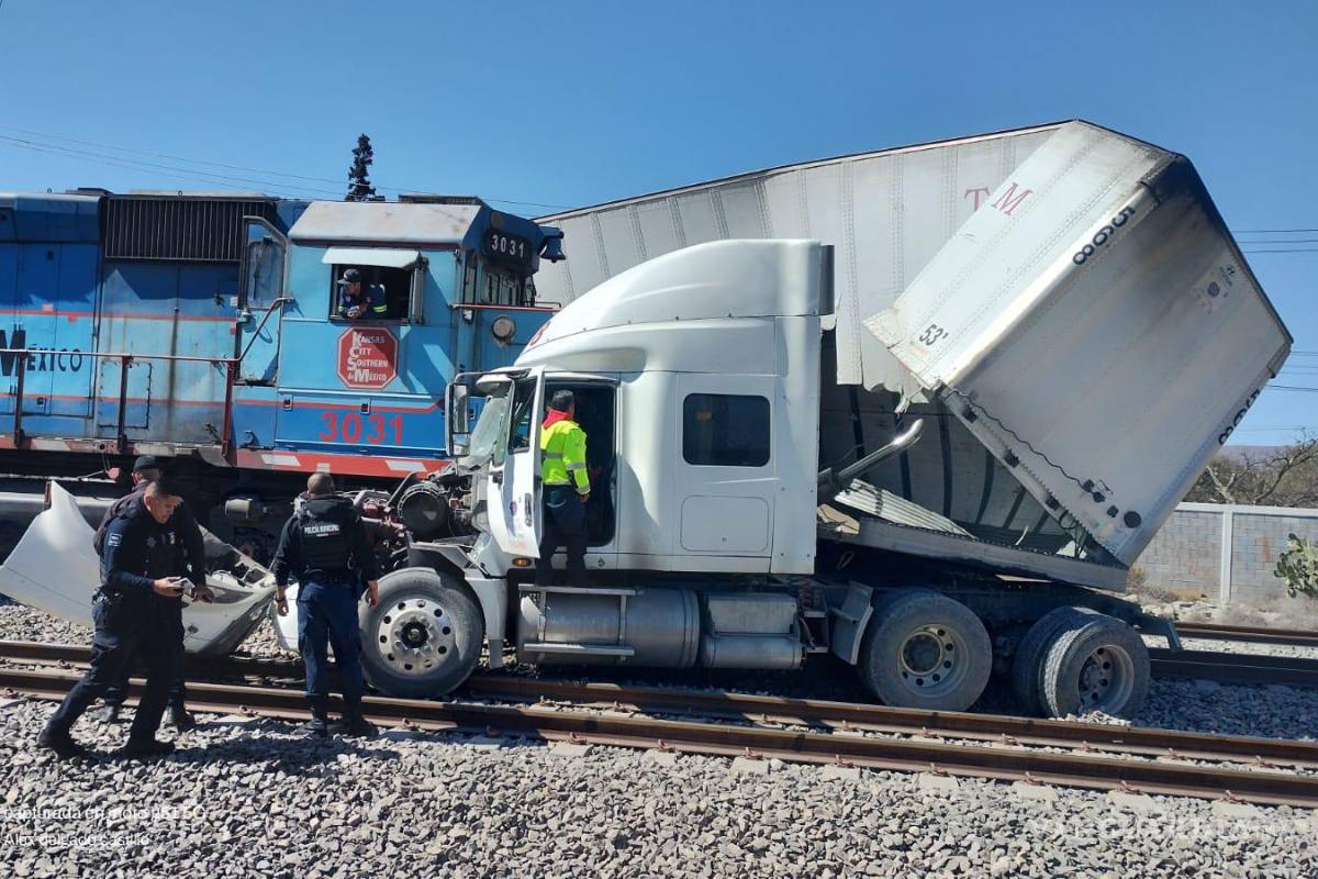 Por ganarle el paso al tren, trailero termina en el IMSS