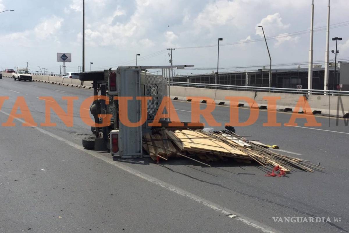 Conductor vuelca tras perder el control de su vehículo en Saltillo