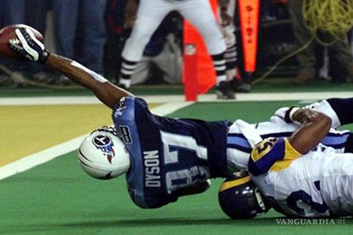 $!Mike Jones se aferró al cuerpo de Kevin Dyson para no dejarlo llegar a la zona de anotación y empatar.