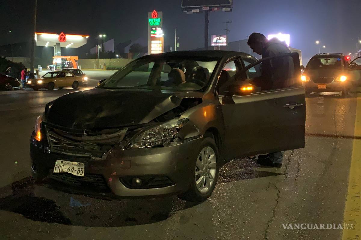 Choque por alcance deja tres autos con daños