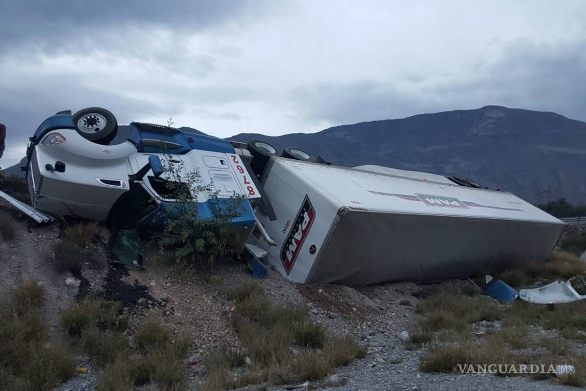 Vuelca tráiler en la carretera Saltillo-Monterrey