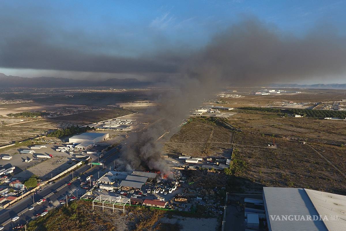 $!Incendio consume recicladora en Arteaga, Coahuila (Fotos)