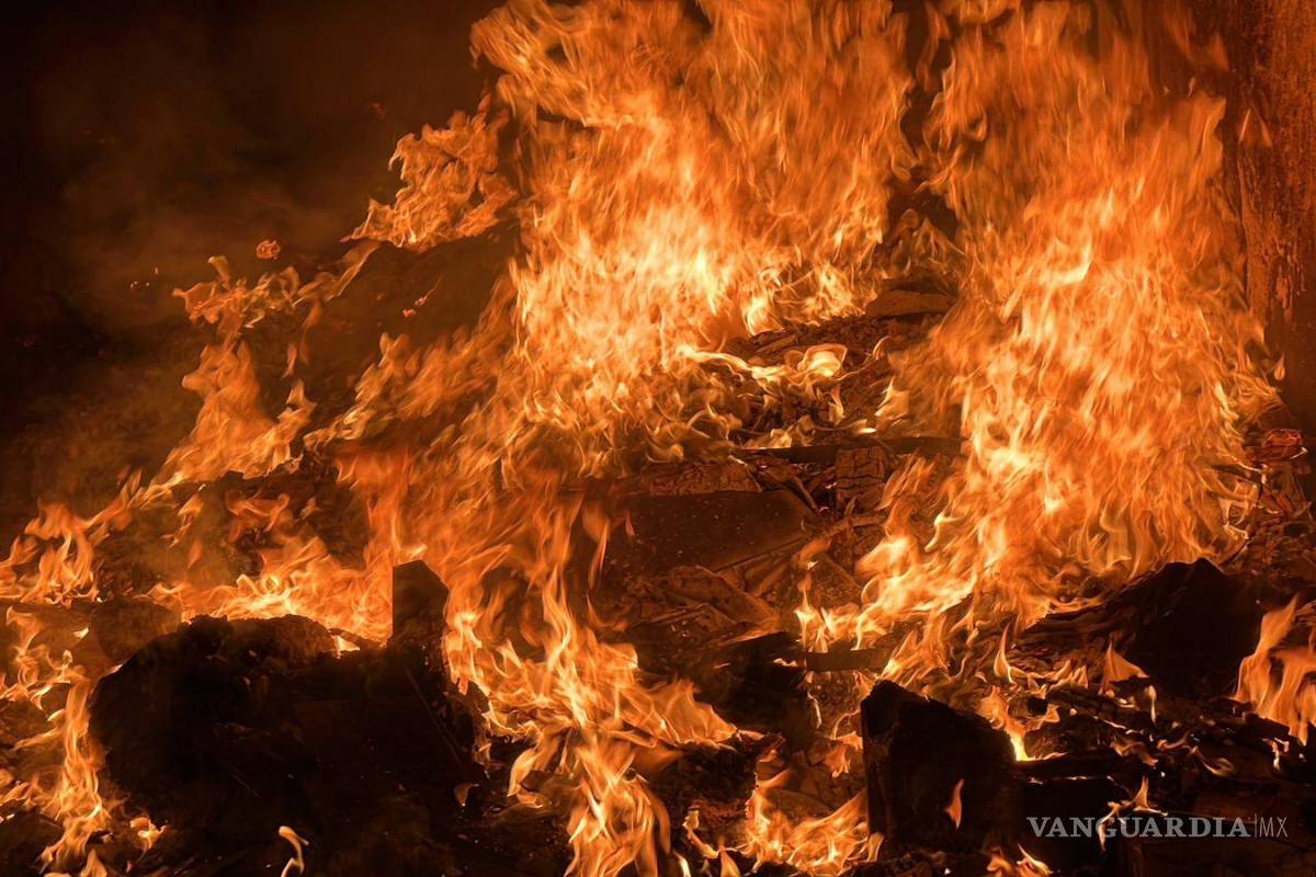 Incendio provocado por ‘vagos’ alarma a colonia La Palma en Saltillo