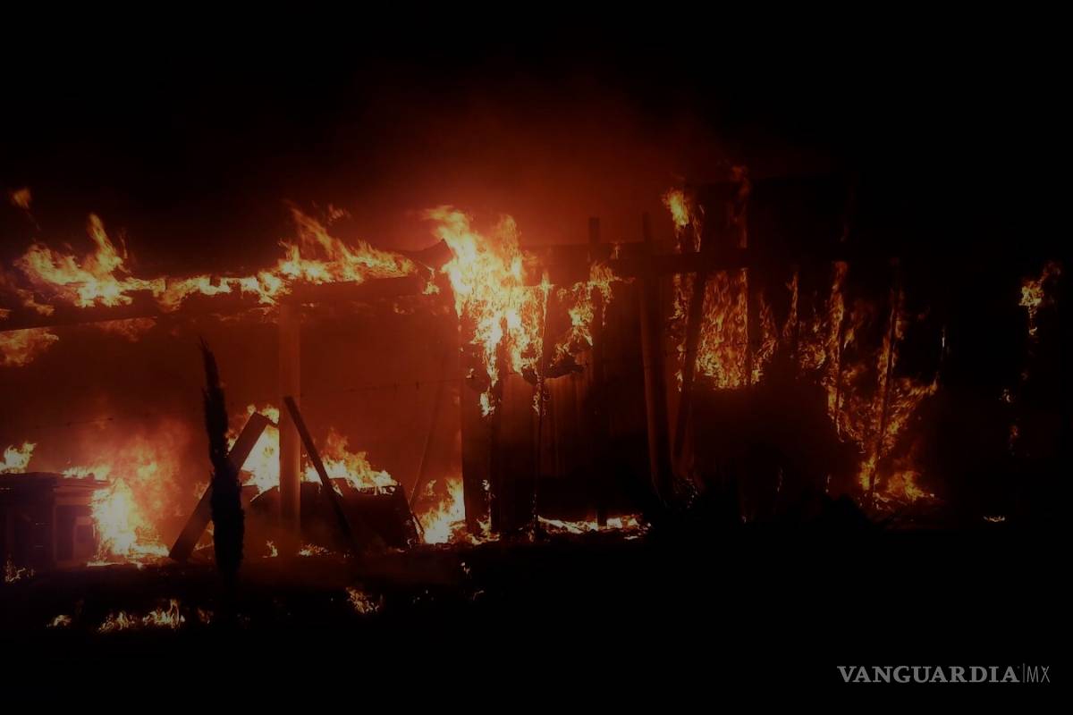 Fuego consume durante la madrugada humilde vivienda en Acuña