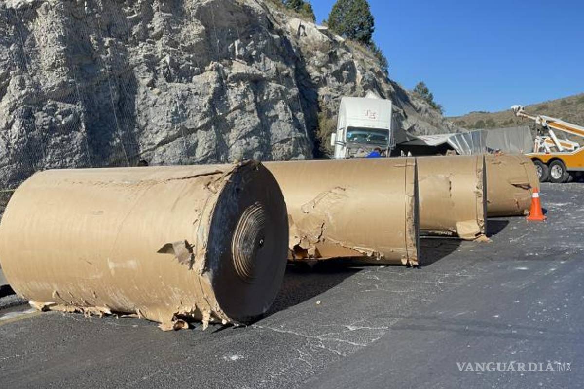$!La carga de rollos de papel fue la principal causante de la volcadura en Puerto México.