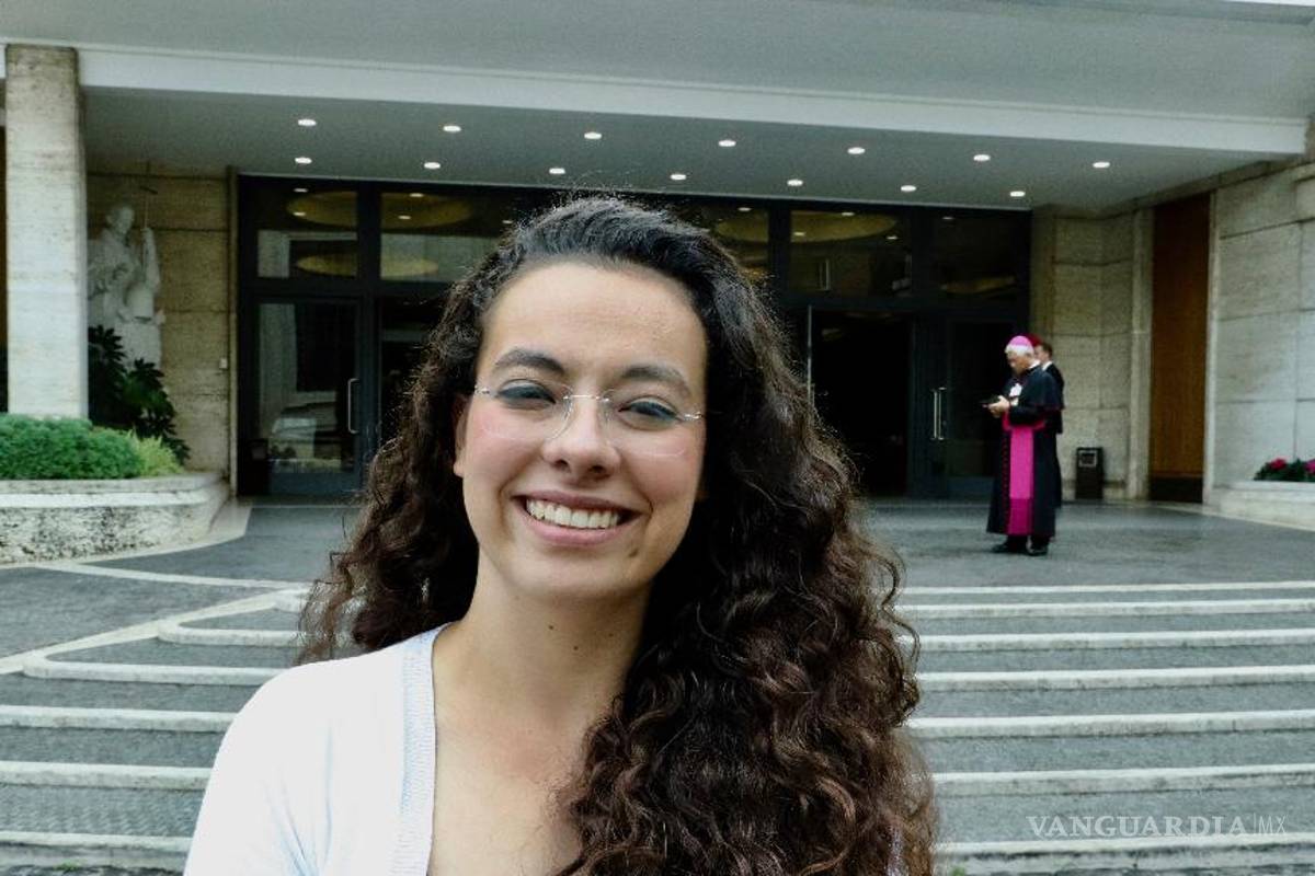 Joven mexicana conquista con alegría la cumbre de obispos en el Vaticano