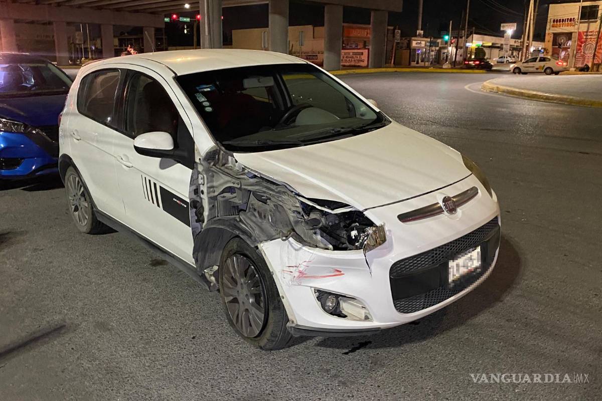 $!El vehículo Fiat afectado recibió el impacto tras el imprudente cruce del conductor en estado de ebriedad.