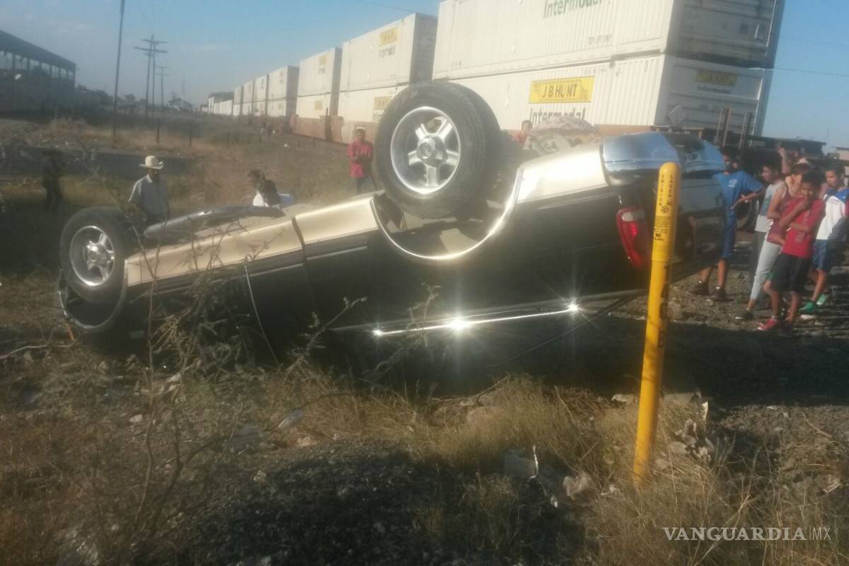 Tren de carga impacta y vuelca a camioneta en Durango