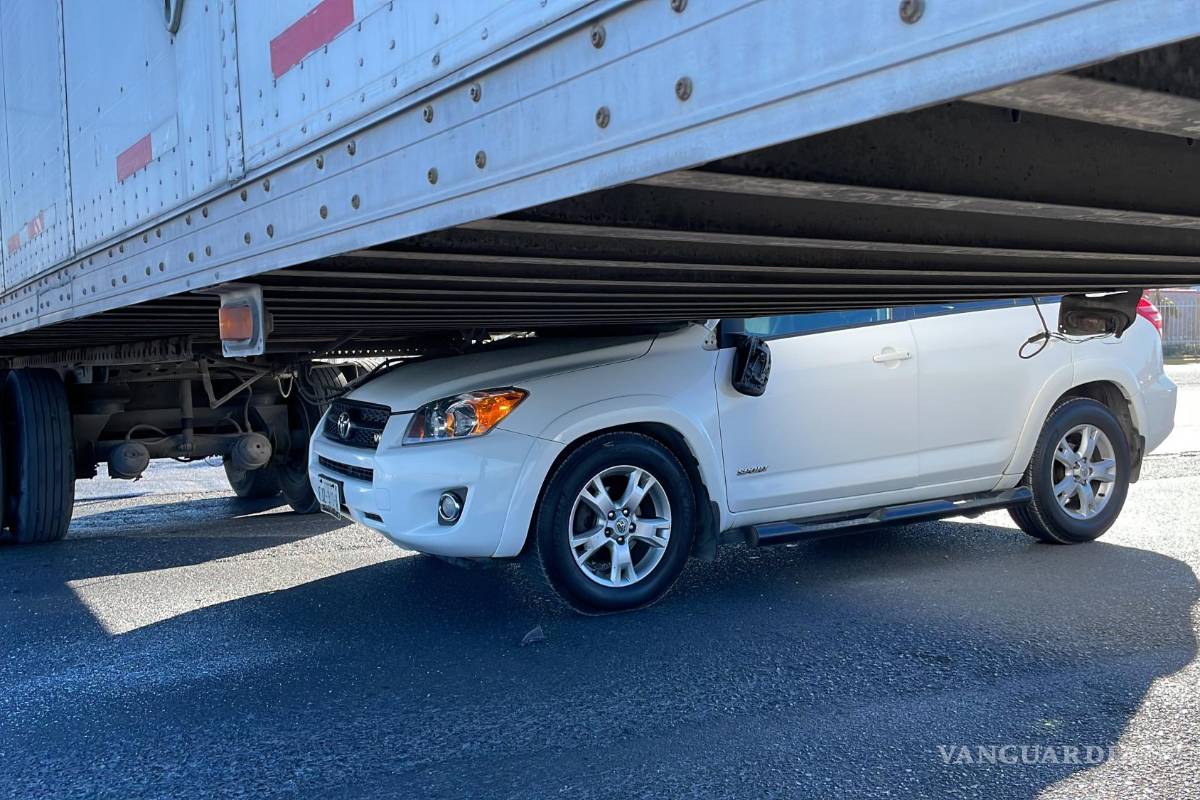 Sobrevive de milagro; se mete abajo de tráiler en el Libramiento OFT