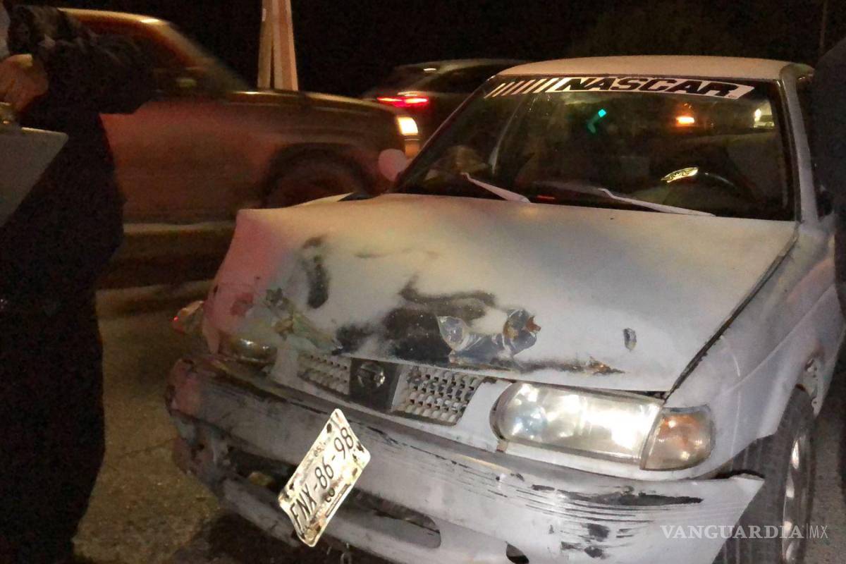 Taxista y su familia resultan heridos en percance al sur de Saltillo
