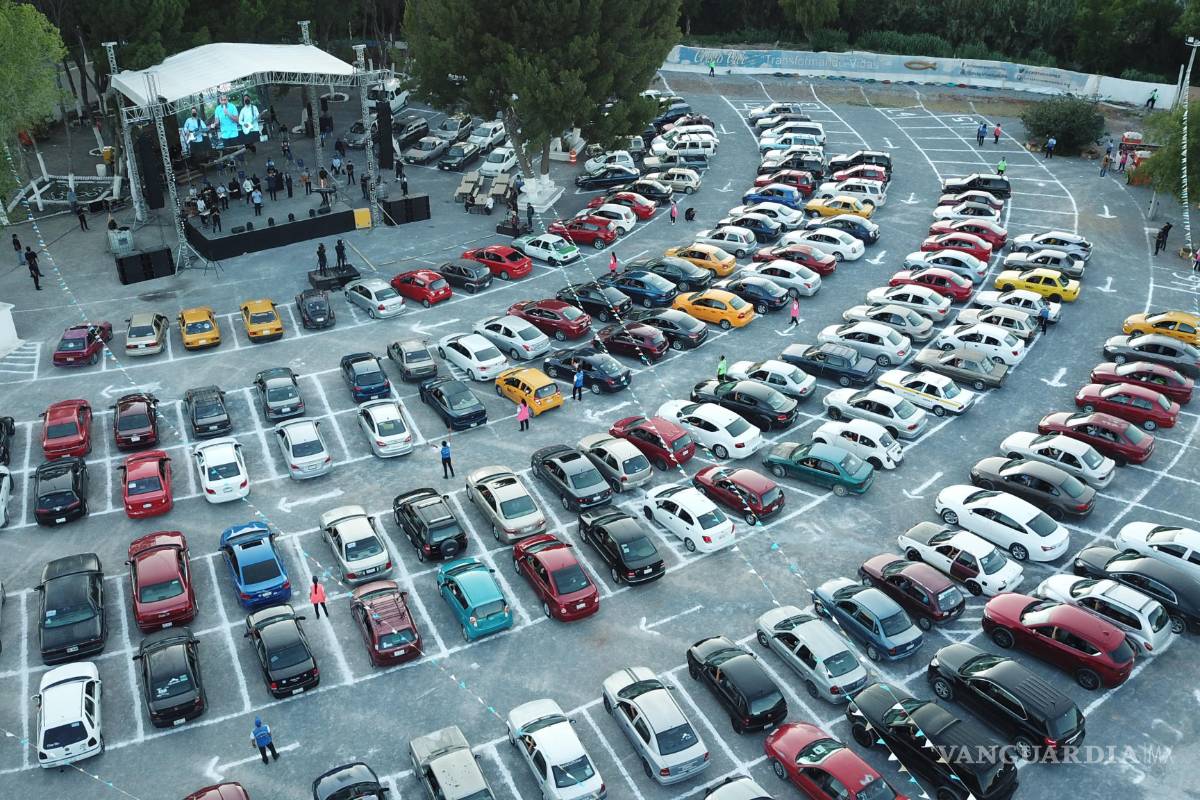 Escuchan saltillenses misa al aire libre sobre sus vehículos en estacionamiento de Cristo Vive