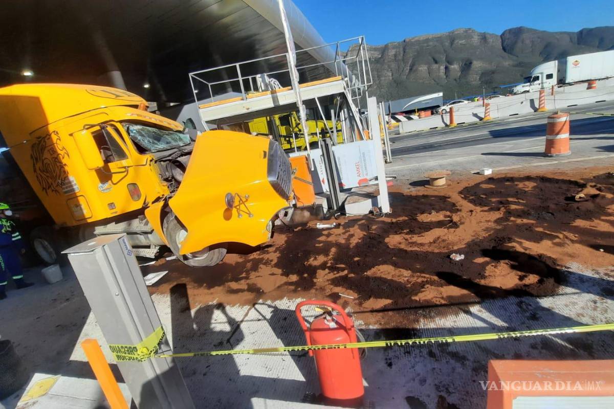 Ahora en la Saltillo-Monterrey; tráiler sin frenos se lleva caseta de cobro