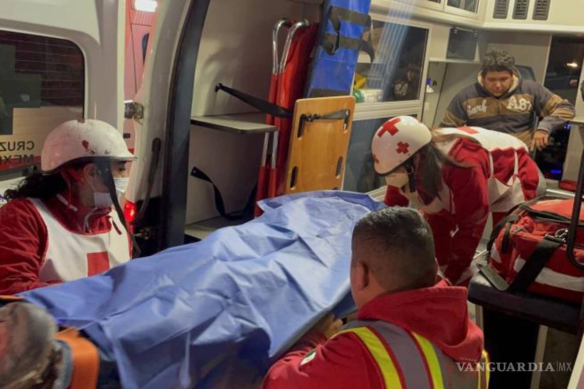 $!Paramédicos de la Cruz Roja y del cuerpo de bomberos de Ramos Arizpe trabajan en conjunto para asistir a los ocupantes del vehículo, brindando atención a los heridos.